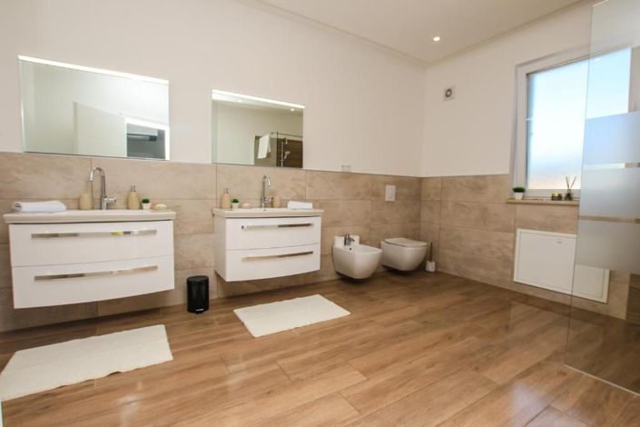 Image No.21-5 Bed Property for sale