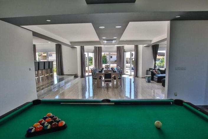 Image No.5-5 Bed Property for sale