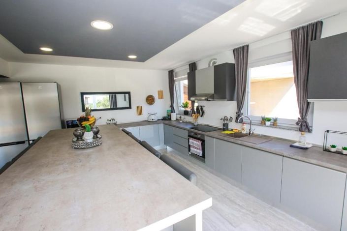 Image No.7-5 Bed Property for sale