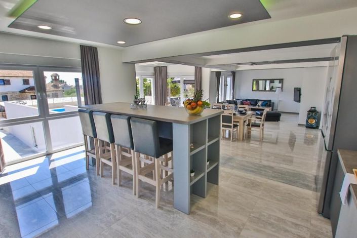 Image No.9-5 Bed Property for sale