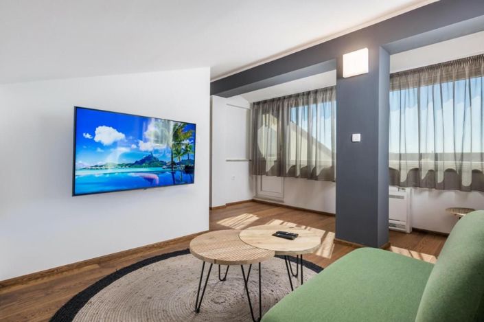 Image No.13-6 Bed Property for sale