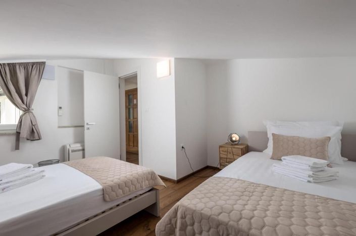 Image No.22-6 Bed Property for sale