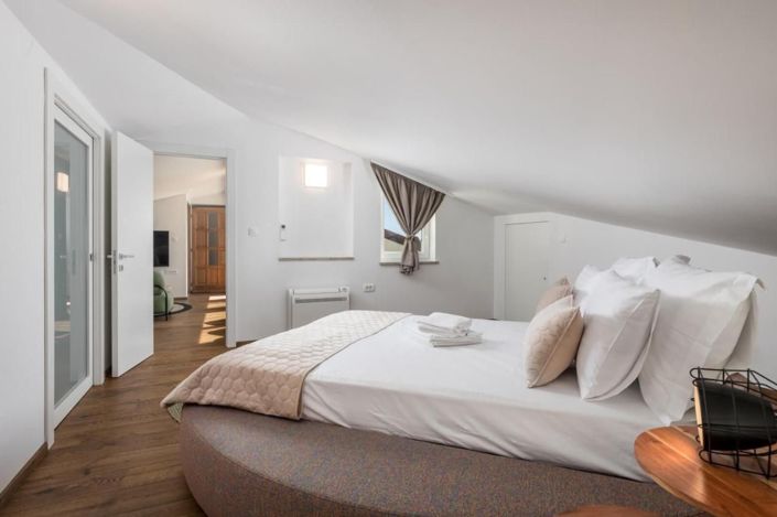 Image No.24-6 Bed Property for sale