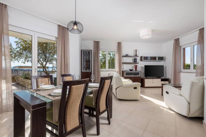 Image No.8-6 Bed Property for sale