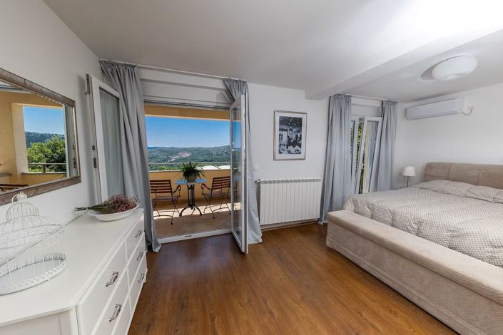 Image No.18-4 Bed Property for sale