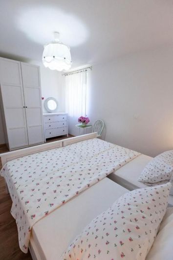 Image No.25-4 Bed Property for sale