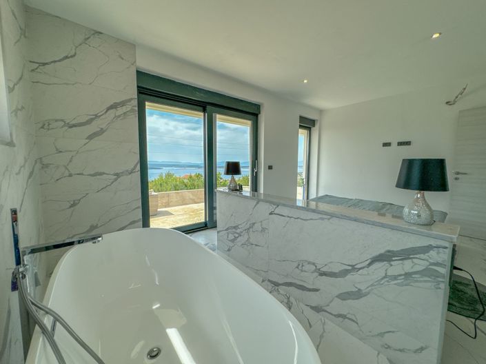 Image No.11-5 Bed Property for sale