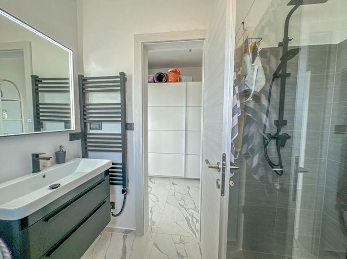 Image No.22-5 Bed Property for sale