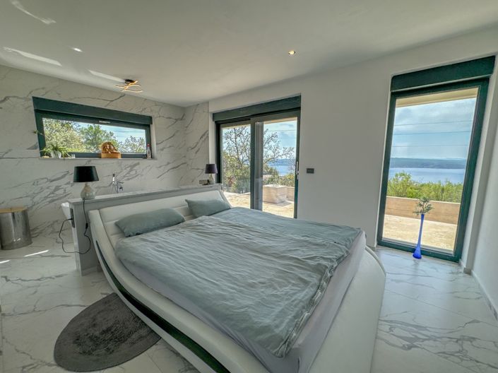 Image No.7-5 Bed Property for sale