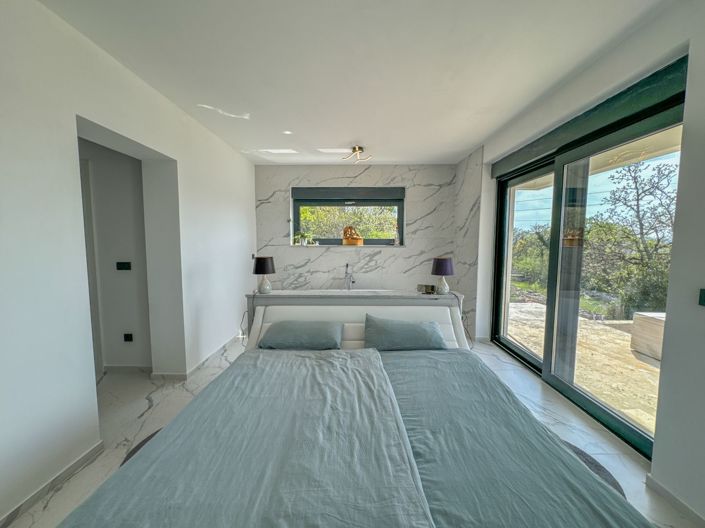 Image No.8-5 Bed Property for sale