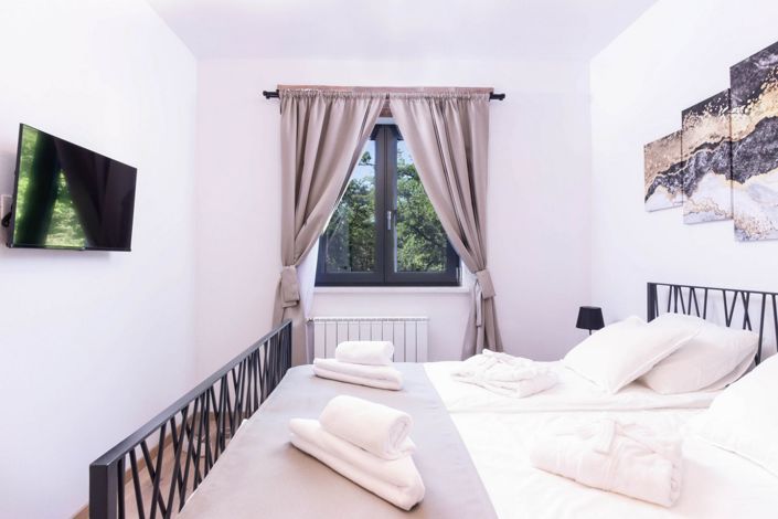 Image No.15-4 Bed Property for sale