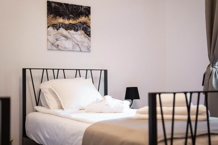 Image No.17-4 Bed Property for sale