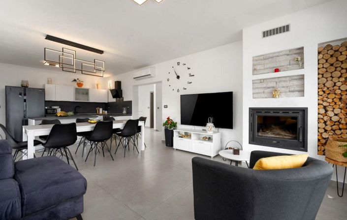 Image No.19-4 Bed Property for sale