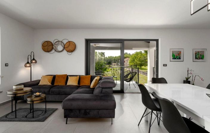 Image No.20-4 Bed Property for sale