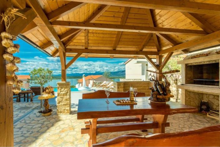 Image No.12-12 Bed Property for sale