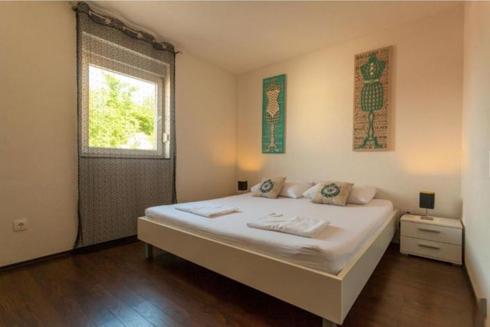 Image No.25-12 Bed Property for sale