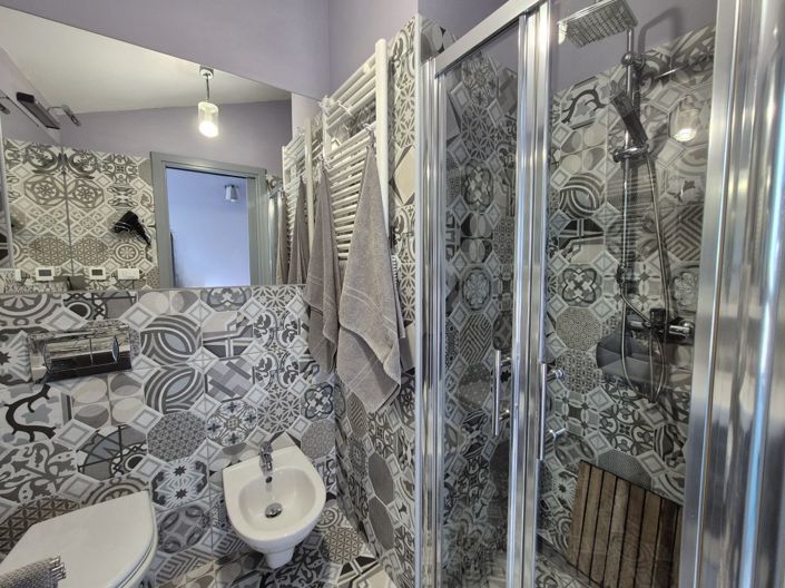 Image No.17-6 Bed Property for sale