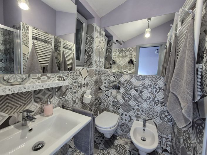 Image No.18-6 Bed Property for sale