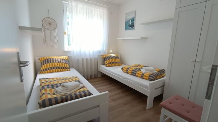 Image No.12-5 Bed Property for sale