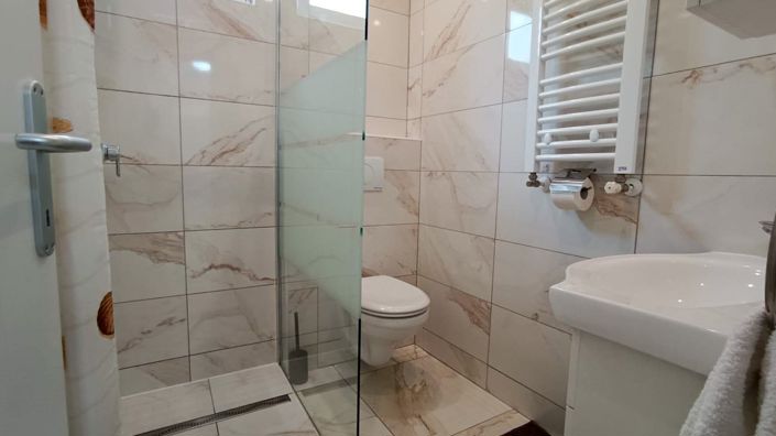 Image No.15-5 Bed Property for sale