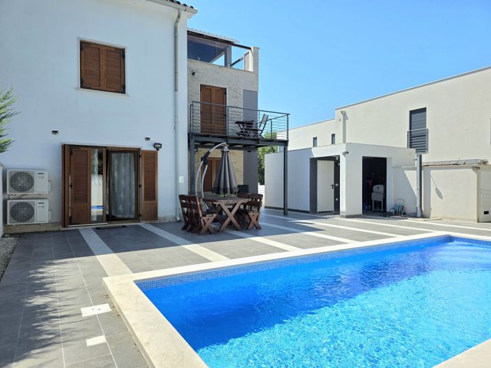 Image No.1-4 Bed Property for sale