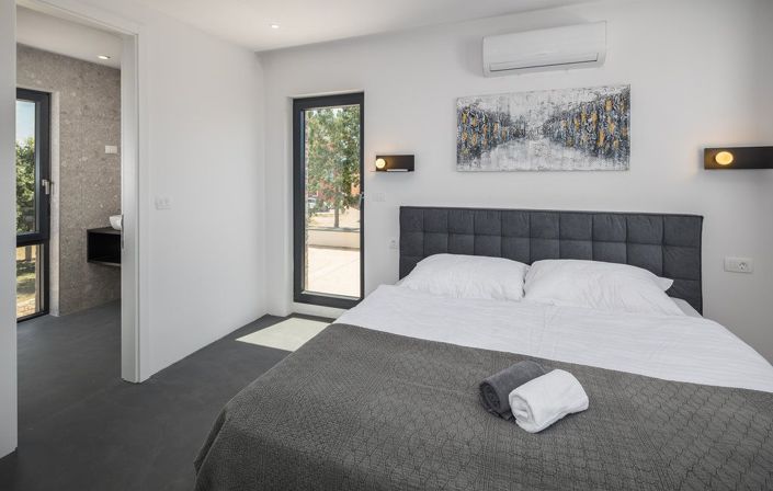 Image No.15-4 Bed Property for sale