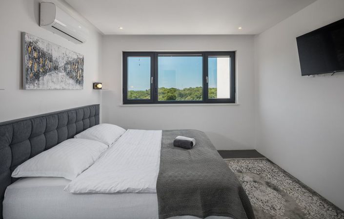 Image No.16-4 Bed Property for sale