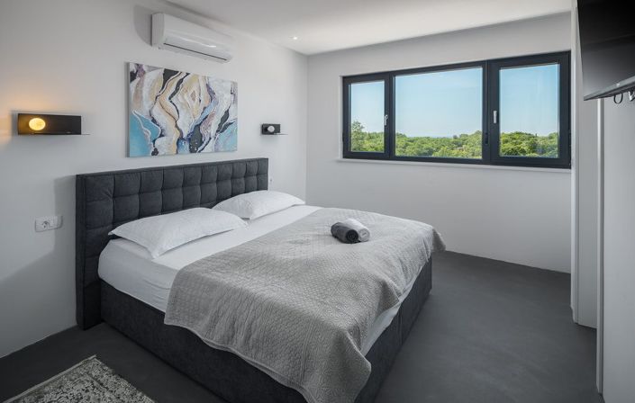 Image No.17-4 Bed Property for sale