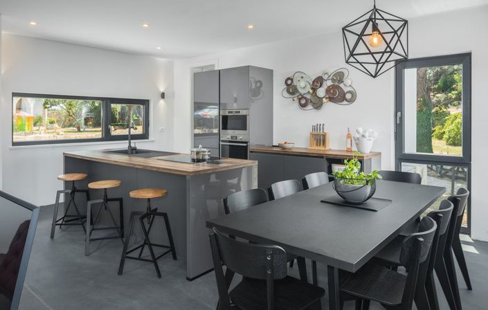 Image No.8-4 Bed Property for sale