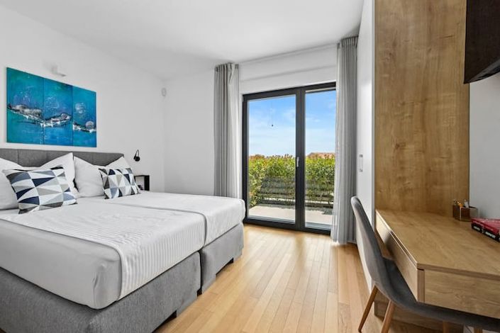 Image No.12-3 Bed Property for sale