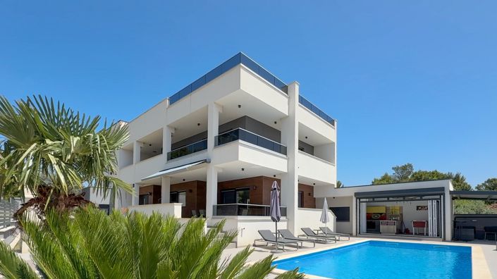 Image No.1-5 Bed Property for sale
