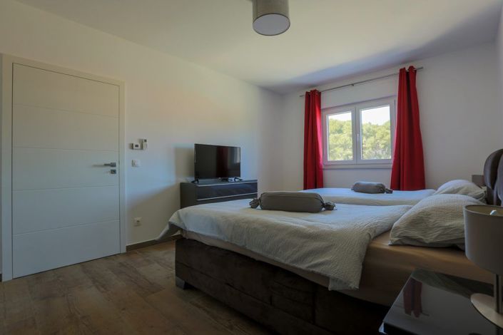 Image No.13-5 Bed Property for sale