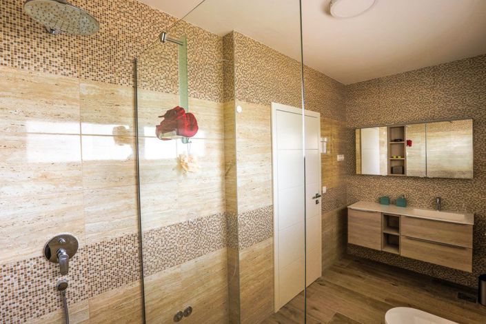 Image No.18-5 Bed Property for sale