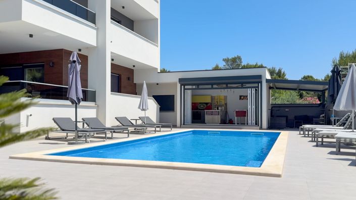 Image No.3-5 Bed Property for sale