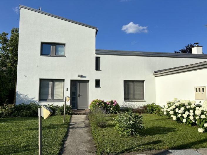 Image No.1-4 Bed Property for sale