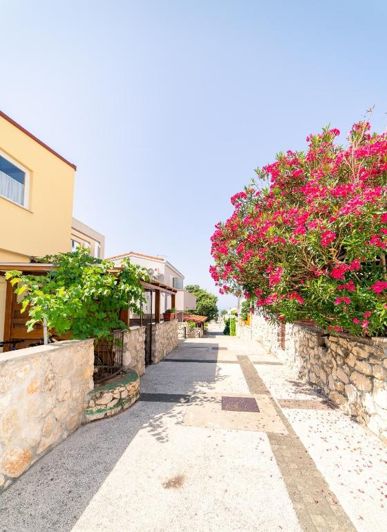 Image No.1-8 Bed Property for sale