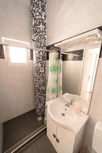 Image No.18-8 Bed Property for sale