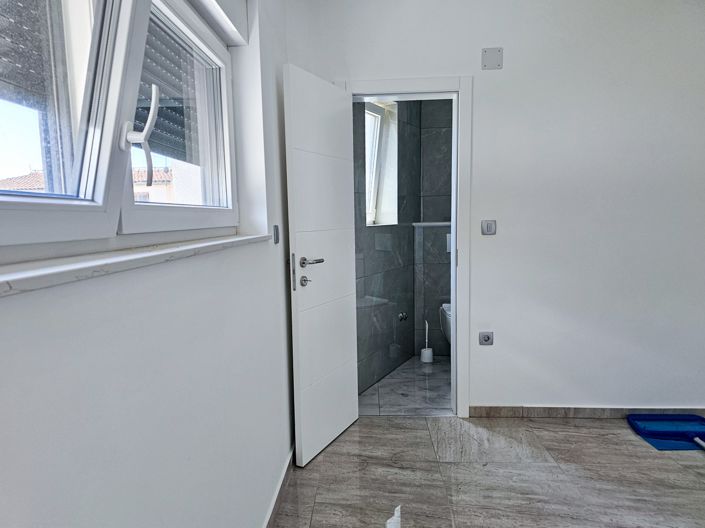 Image No.11-4 Bed Property for sale