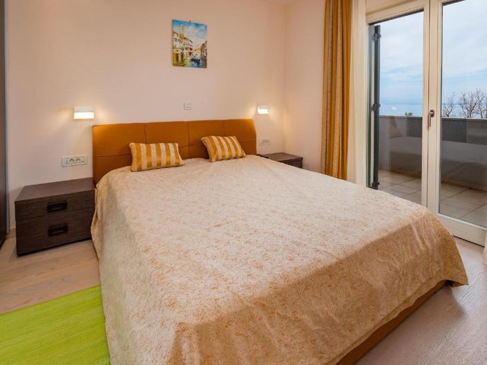 Image No.10-12 Bed Property for sale