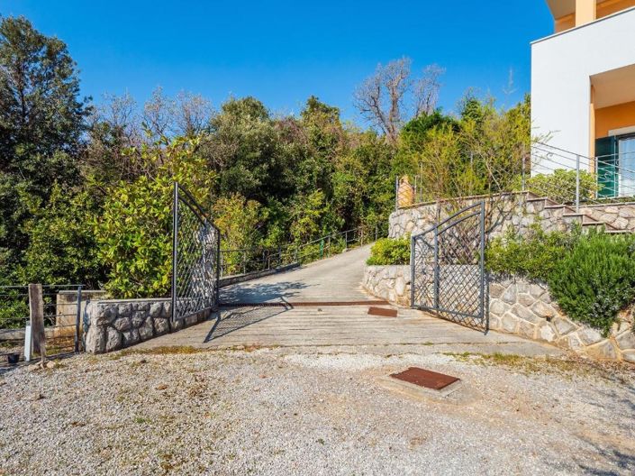 Image No.17-12 Bed Property for sale