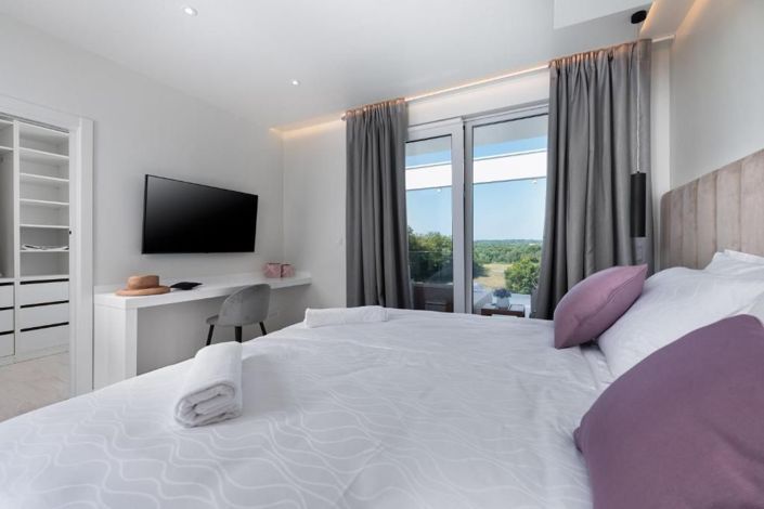 Image No.17-4 Bed Property for sale