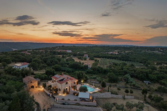 Image No.14-4 Bed Property for sale