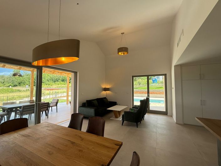 Image No.10-2 Bed Property for sale