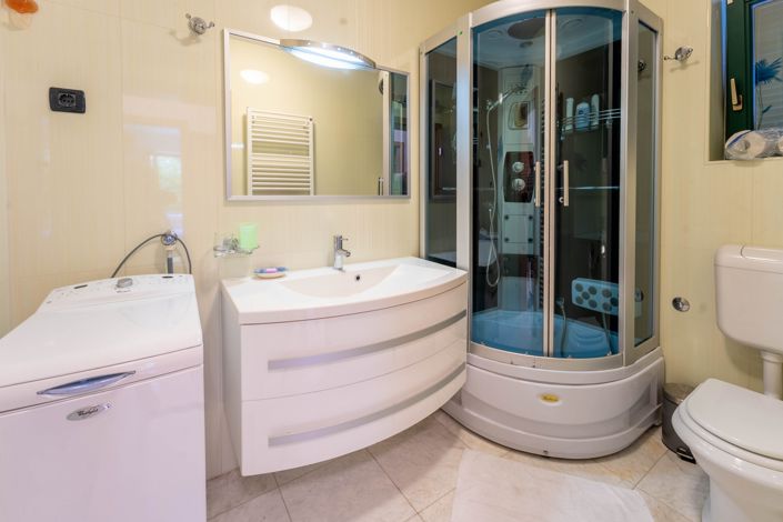 Image No.13-7 Bed Property for sale