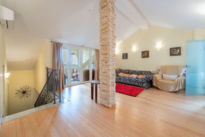 Image No.17-7 Bed Property for sale