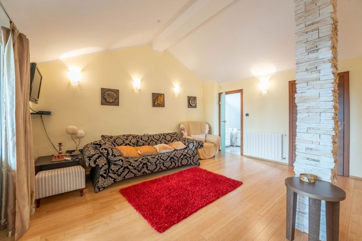 Image No.20-7 Bed Property for sale