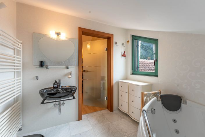 Image No.21-7 Bed Property for sale