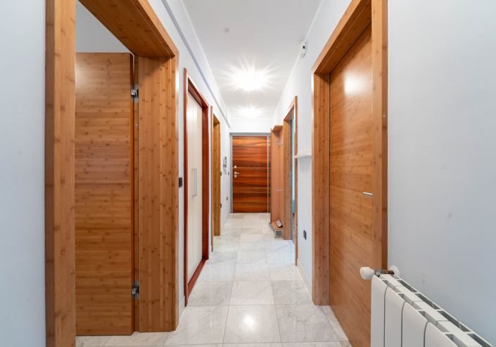 Image No.9-7 Bed Property for sale