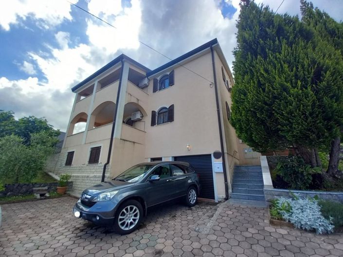 Image No.1-4 Bed Property for sale