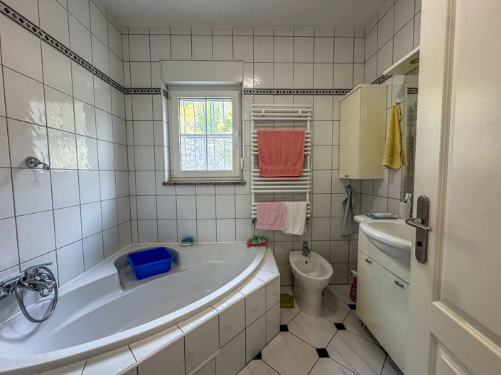 Image No.14-4 Bed Property for sale